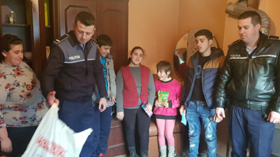 Două familii din Măgureni au primit daruri din partea polițiștilor maramureșeni