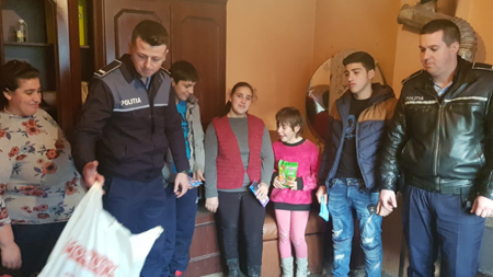 Două familii din Măgureni au primit daruri din partea polițiștilor maramureșeni