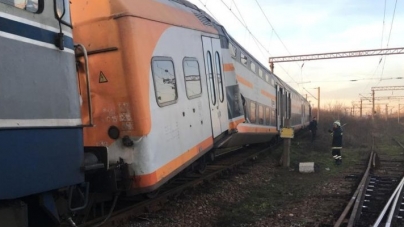 11 răniți după o ciocnire frontală între un tren de persoane și altul de marfă