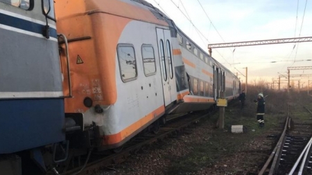 11 răniți după o ciocnire frontală între un tren de persoane și altul de marfă