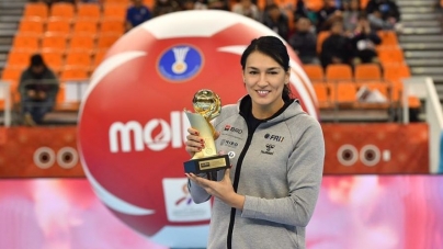 Neagu the best – căpitanul naţionalei a primit trofeul de cea mai bună jucătoare a lumii din partea IHF