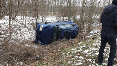 Fenomenul ”freezing rain” a dus câteva mașini în șanț