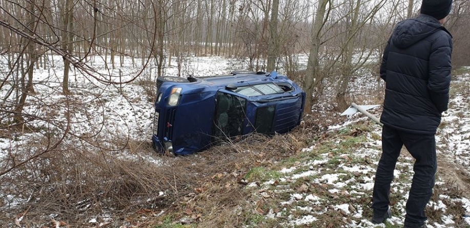 Fenomenul ”freezing rain” a dus câteva mașini în șanț