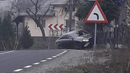 La Cernești, un sătmărean a dat cu Mercedesul în gard