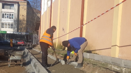 Părinți indignați că siguranța copiilor e sacrificată pe altarul locurilor de parcare (GALERIE FOTO)