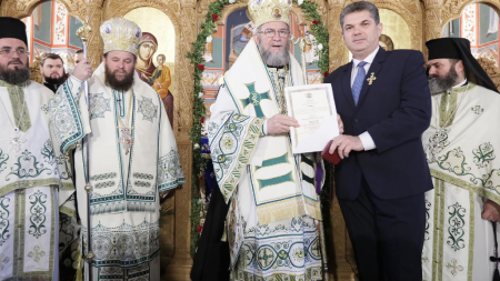 Vlad Severus Paşca, medicul care l-a îngrijit pe ÎPS Iustinian, a primit o  distincţie de primă importanţă a Episcopiei (GALERIE FOTO)