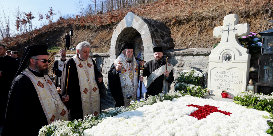 Parastas pentru  Serafim Arhimandritul, monahul care s-a vindecat de cancer prin rugăciune (GALERIE FOTO)