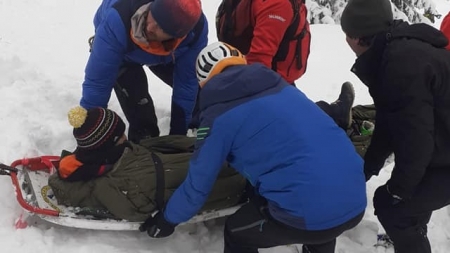 Femeie cu fractură la genunchi, preluată de la Cascada Cailor de salvamontiști (VIDEO)