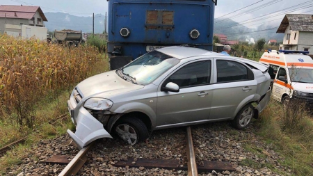 Accident feroviar: Mașina în care se aflau doi polițiști de frontieră din Maramureș a fost lovită de tren