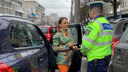 Maramureșence „sancționate” cu flori de polițiști