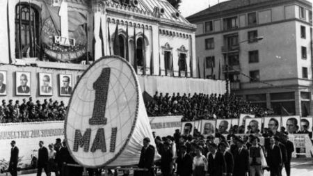 „Râde iară primăvara”: Cum era sărbătorit 1 Mai Muncitoresc în Maramureș, în Epoca de Aur; Răsplata pe care o primeau oamenii muncii după nelipsita paradă (VIDEO)