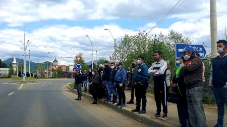 Ei fac ce vor și nimeni nu îi împiedică: Slujbă de înmormântare cu zeci de oameni la cimitirul băimărean Tanatorio (GALERIE FOTO)