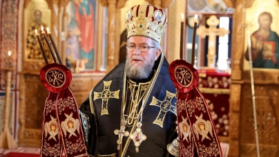 Recomandarea Episcopului Iustin pentru noaptea de Înviere: „Ieșiți în curți, pe balcoane, cu lumânarea aprinsă și cântați «Hristos a înviat!»”