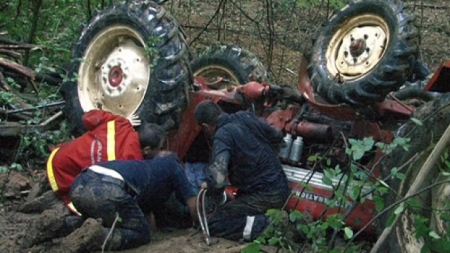 Tragedie în Borșa: Un bărbat a murit după ce a căzut tractorul peste el