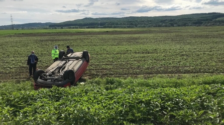 Accident spectaculos între Ardusat și Colțirea: Un bărbat din Dej s-a răsturnat cu mașina pe plafon