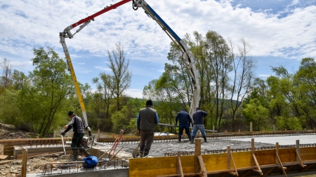 Șantiere deschise în Bârsana: Al treilea pod construit în ultimii ani, finalizat în vară; Autoritățile locale au cerut remedierea rigolei care îngreunează accesul la mănăstire (GALERIE FOTO)