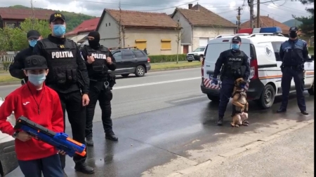 Surpriză uriașă pentru un copil în vârstă de zece ani din Baia Mare; Ce cadou a primit de ziua lui de la polițiști (VIDEO ȘI FOTO)