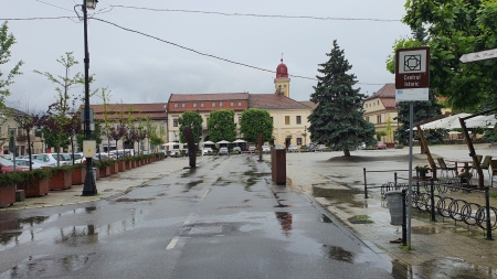 VIDEO: Centrul Vechi al Băii Mari, nostalgic în zodia ploilor. Imagini bacoviene superbe de azi, în așteptarea vremurilor bune