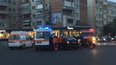 Neacordare de prioritate: Ambulanță implicată într-un accident în centrul municipiului Baia Mare (GALERIE FOTO)