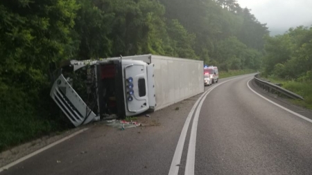 Un băimărean beat criță „a parcat” TIR-ul pe o parte, blocând Valea Oltului. Cât avea alcoolemia (FOTO)