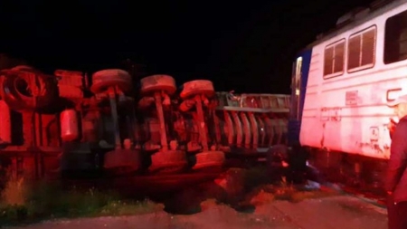 Accident feroviar: Autoutilitară încărcată cu lemne, izbită de trenul Sighet – Cluj în localitatea Tisa. Cum a avut loc incidentul (FOTO)