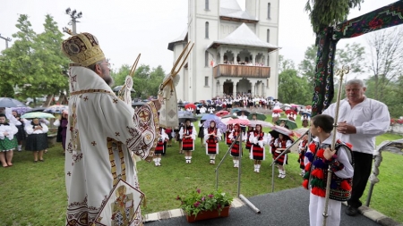 PS Iustin a târnosit biserica nouă din Breb; Credincioșii prezenți au transformat curtea acesteia într-o grădină a portului popular moroșenesc (GALERIE FOTO)