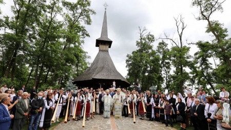 PS Iustin și PS Timotei au fost prezenți la Hramul Mănăstirii „Sfântul Ioan Botezătorul” Scărișoara Nouă (GALERIE FOTO)