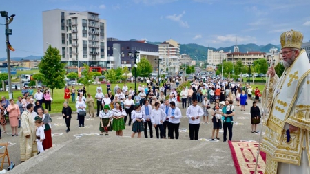 PS Iustin: „Familia este primul cuib, părinții sunt primii pedagogi, iar prima icoană, prima lumină a copilului este mama” (GALERIE FOTO)