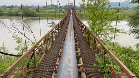 Puntea de 50 de metri de la Tămaia ar putea fi demolată și vândută la fier vechi. Localnicii și autoritățile se opun (GALERIE FOTO)