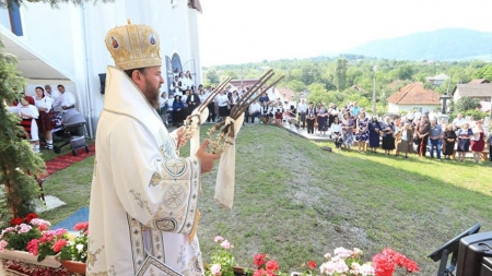 PS Timotei Sătmăreanul s-a aflat în mijlocul credincioșilor din Parohia Cernești (GALERIE FOTO)