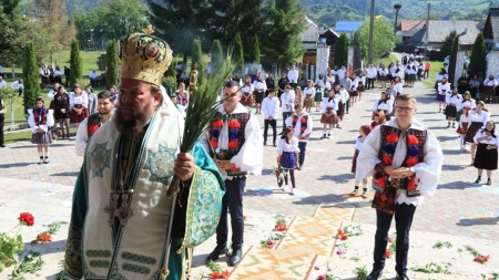 PS Timotei Sătmăreanul s-a aflat în mijlocul credincioșilor din Șieu, cu ocazia hramului bisericii (GALERIE FOTO)