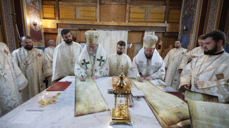 A fost resfințită Biserica „Sfinții Arhangheli Mihail și Gavriil” din Târgu Lăpuș (GALERIE FOTO)