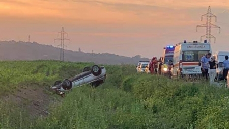 Accident rutier: S-a răsturnat cu autoturismul pe plafon, în șanț, la ieșirea din satul Colțirea (FOTO)