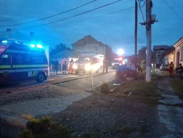 Accident în deplasare: Un maramureșean a adormit la volan și a intrat într-un cap de pod, în județul Bistrița-Năsăud (GALERIE FOTO)