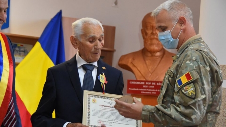 Moment special: Gheorghe Ionuți din Fărcașa a fost înaintat la gradul de căpitan în retragere în ziua în care a împlinit 100 de ani (GALERIE FOTO)