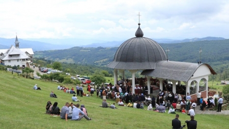 Hram la Mănăstirea Petrova; PS Timotei Sătmăreanul s-a aflat în mijlocul credincioșilor (GALERIE FOTO)