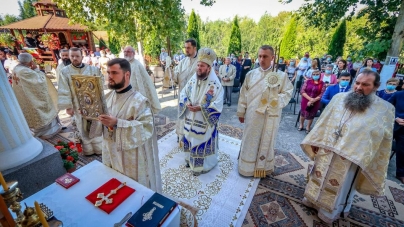 PS Timotei Sătmăreanul a sfințit noul iconostas al bisericii și a săvârșit Sfânta Liturghie în Parohia „Sfinții Arhangheli Mihail și Gavriil” din Lipău (GALERIE FOTO)