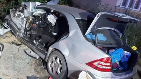 Impact fatal: Un băimărean a decedat după ce mașina pe care o conducea a fost spulberată de un camion. Patru victime, din care trei minore, transportate la spital (FOTO)