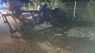 Accident teribil: Un autovehicul de teren s-a izbit violent de un stâlp de beton. Au rezultat patru victime, printre care un adolescent (FOTO)