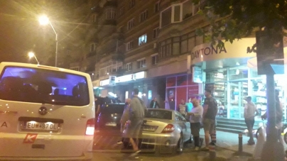 Spirit civic și curaj: Vârstnică ce vindea flori, luată la rost de un individ agresiv. A fost imobilizat de trecători până la venirea poliției (FOTO)