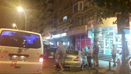 Spirit civic și curaj: Vârstnică ce vindea flori, luată la rost de un individ agresiv. A fost imobilizat de trecători până la venirea poliției (FOTO)