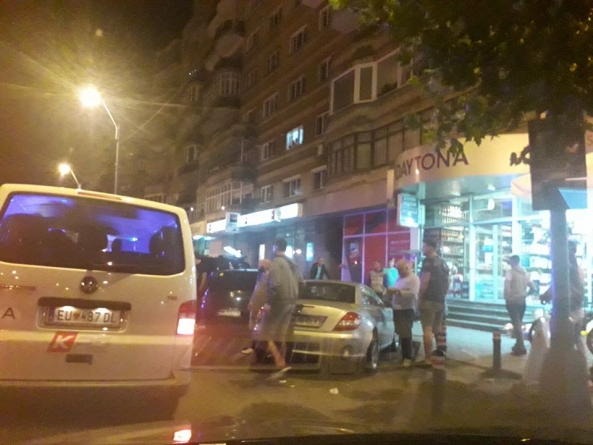 Spirit civic și curaj: Vârstnică ce vindea flori, luată la rost de un individ agresiv. A fost imobilizat de trecători până la venirea poliției (FOTO)