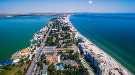 Societăți comerciale din Mamaia, sancționate de autorități pentru nerespectarea distanţării fizice între clienţi