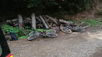 Salvamont Maramureș în acțiune: Un biciclist s-a accidentat în timp ce parcurgea drumul forestier către stațiunea Șuior, într-o zonă greu accesibilă (FOTO)