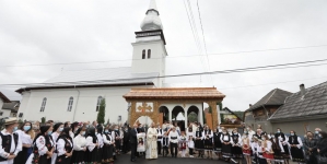 Sfințire și Sfânta Liturghie arhierească în Parohia Ciocotiș (GALERIE FOTO)