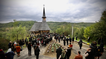 A fost hram la Mănăstirea Strâmtura; „Dumnezeu și sfinții vindecă boli pe care nu le pot vindeca medicii, de aceea se obține vindecarea prin rugăciune și credință” – a spus PS Iustin