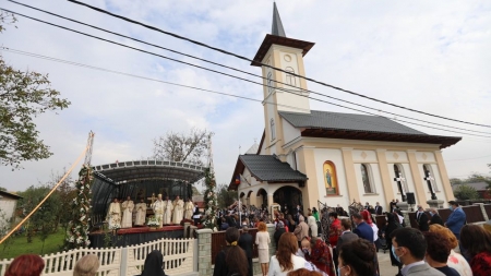 Târnosire și Sfânta Liturghie Arhierească în Parohia Bozânta Mică (GALERIE FOTO)