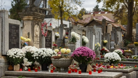 Mormânt profanat în Baia Mare; Persoane necunoscute au rupt o piatră funerară și suportul acesteia, cauzând un prejudiciu de 1.000 de lei