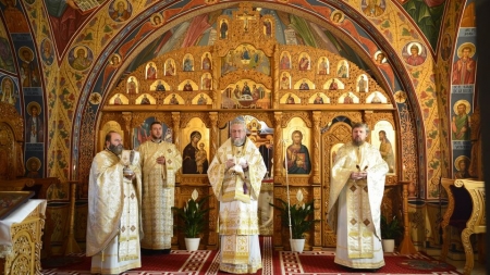 Sfânta Liturghie arhierească la Paraclisul „Intrarea în biserică a Maicii Domnului” din incinta Centrului Eparhial al Episcopiei Ortodoxe Române a Maramureșului și Sătmarului