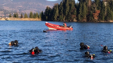 Echipajul de scafandri al ISU Maramureș, antrenament pe lacul Colibița (GALERIE FOTO)